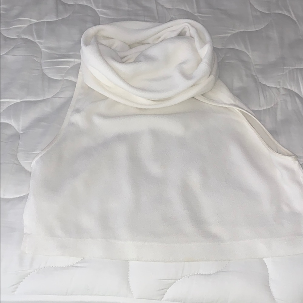 White light weigh, sleeveless turtle neck